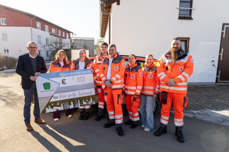 Helfer vor Ort BRK Kirchseeon_Scheckübergabe_c_Jarmila Hajek Helfer vor Ort BRK Kirchseeon_Scheckübergabe_c_Jarmila Hajek
